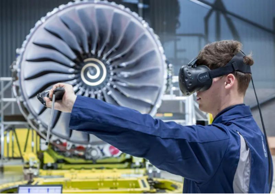 航空工程师接受TrentXWB航空发动机的虚拟现实培训